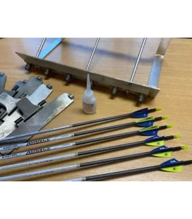 Montage/collage plumes plastique sur une flèche