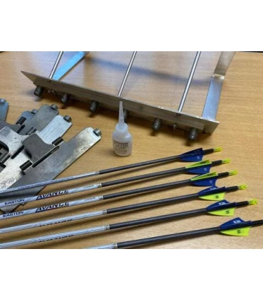 Montage/collage plumes plastique sur une flèche