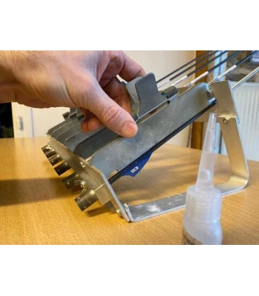 utilisation d'une empenneuse pour monter des flèches