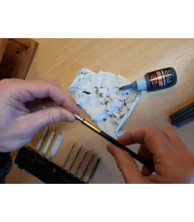 Collage pointe de flèche avec colle forte