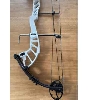 Occasion Hoyt Altus Droitier 50-60 lbs Blanc