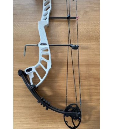 Occasion Hoyt Altus Droitier 50-60 lbs Blanc